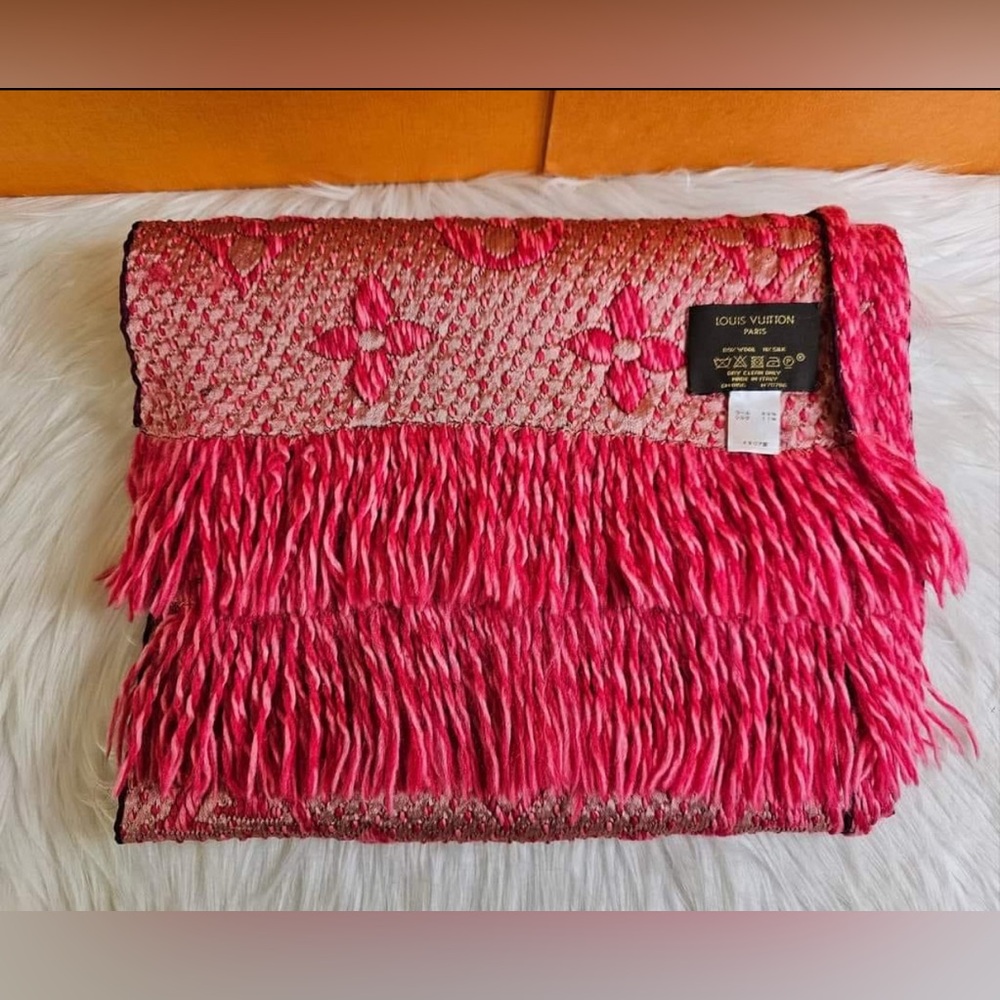 ✨Louis Vuitton Logomania Scarf! - Picture 7 of 9